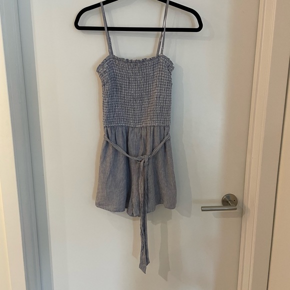 Abercrombie & Fitch Pants - Abercrombie & Fitch blue and white smocked top convertible strap romper, sz Med